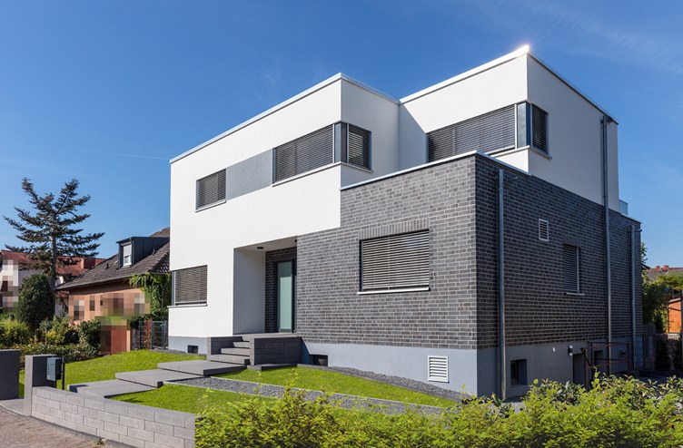 Meisterstück-Haus Beispiel, Modernes Kundenhaus im Bauhausstil, 2 Geschosse, Staßenseite mit Hauseingang, Fassade teilweise mit dunklem Klinker, architektonisch reizvoll durch Vorsprünge und Rücksprünge, Hausbau mit Frau Fertighaus