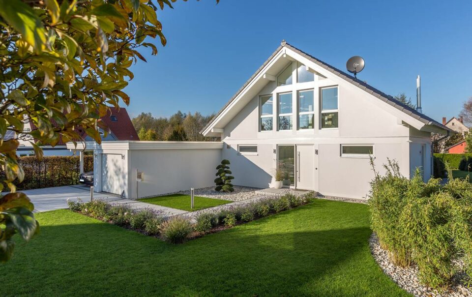 Meisterstück-Haus Beispiel modernes fachwerk hell 02, Frontansicht zeigt den Eingangsbereich mit Garage seitlich, Hausbau mit Frau Fertighaus