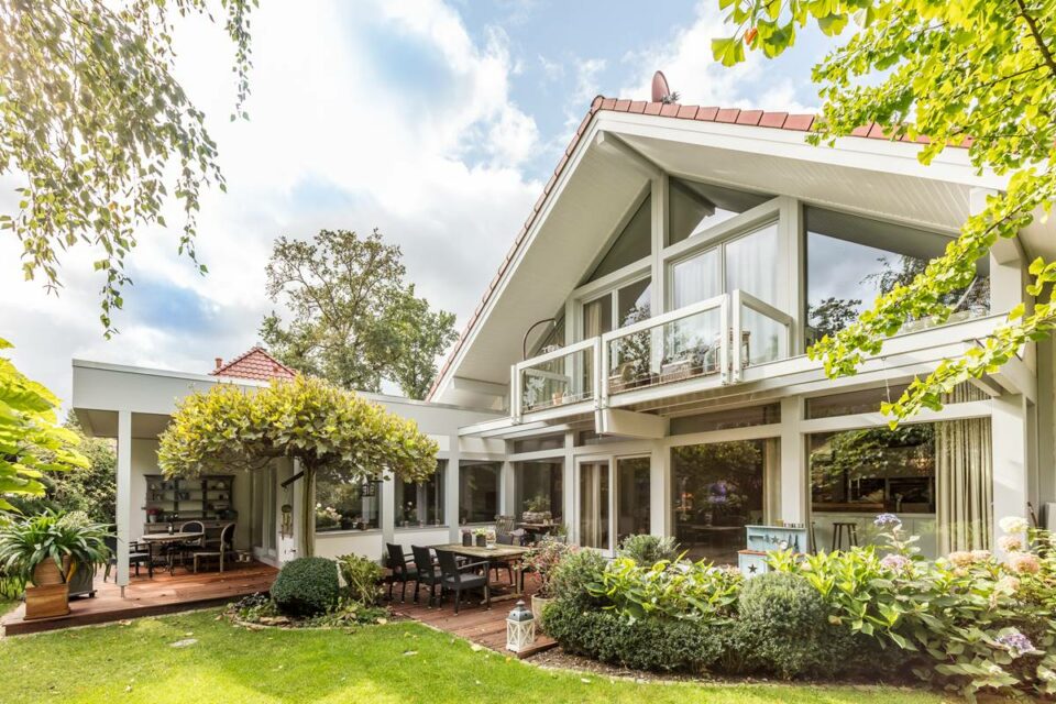 Hauskatalog Beispiel von Meisterstück-Haus_modernes fachwerl hell 01