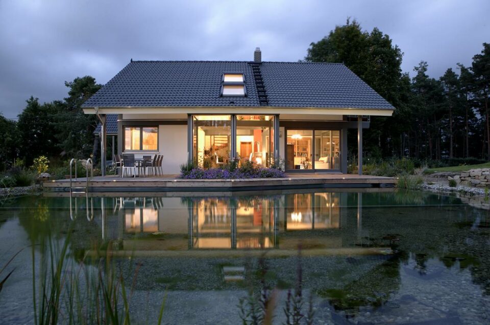 Hausbeispiel Meisterstück-Haus_modernes Fachwerk dunkel_01 Bildergalerie Startseite Frau Fertighaus