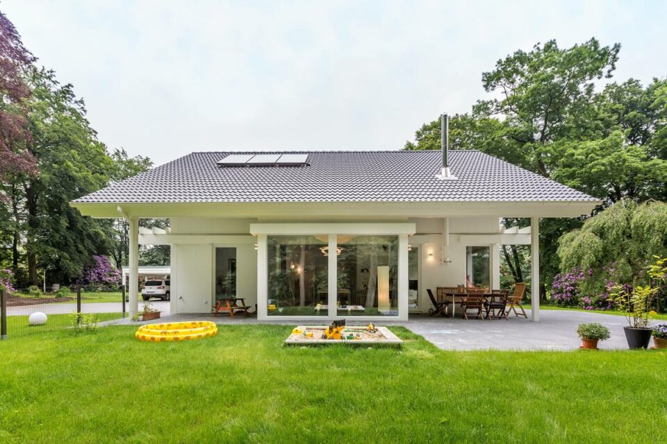 Hausbau mit Frau Fertighaus_ Beispiel von Meisterstück-Haus_modernes fachwerk hell 04