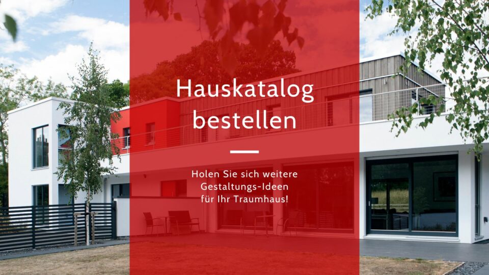 Frau Fertighaus bei Meisterstück-Haus, Das Bild zeigt ein modernes Haus im Hintergrung, davor liegt eine rote Fläche mit der Aufforderung in weißer Schrift: Hauskatalog bestellen - holen Sie sich weitere Ideen für Ihr Traumhaus