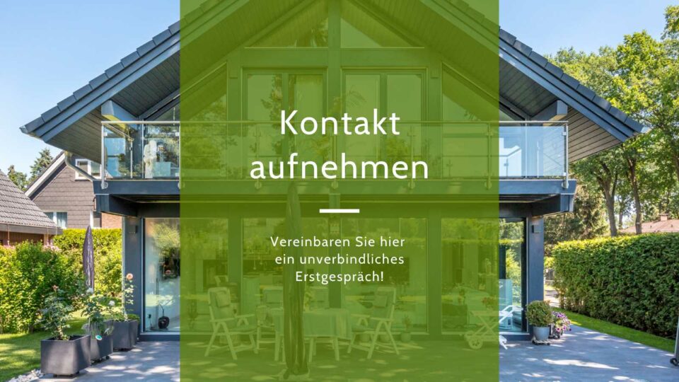 Das Bild zeigt die Aufforderung: Kontakt aufnehmen, vereinbaren Sie einen unverbindlichenTermin, weiße Schrift auf grünem Feld, hintelegt mit der Silhouette von einem Haus