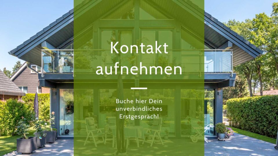 Das Bild enthält die Textaufforderung zur Kontaktaufnahme und Terminbuchung in einem grünen, halbtransparenten Feld, hinter dem die Teilansicht von einem Haus zu erkennen ist.